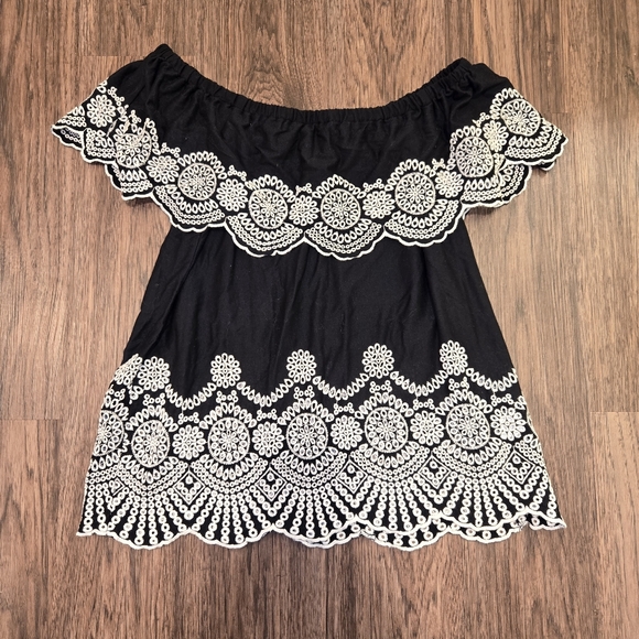 Flowy Black & White Lace Top - Picture 2 of 5